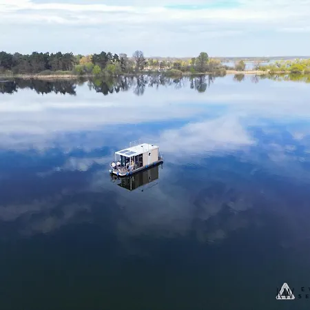 Botel Hausboot Havelrobbe