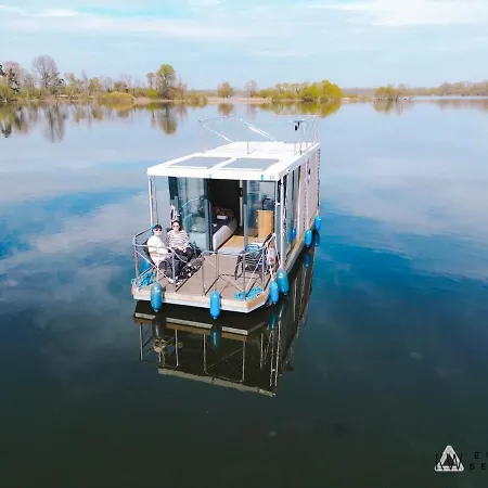 Hausboot Havelrobbe Botel *